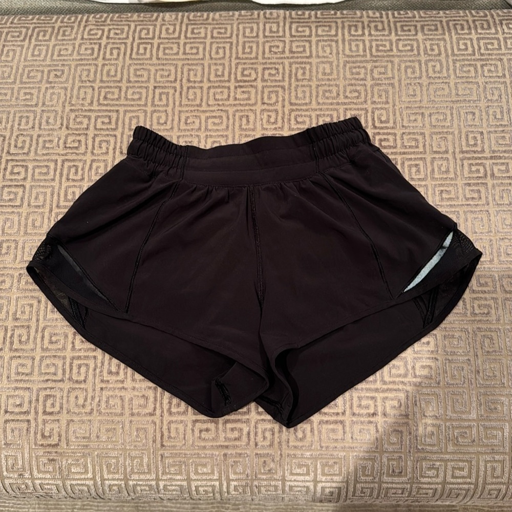 lululemon athletica Hotty Hot Low-Rise Lined Short 2.5" black size 2